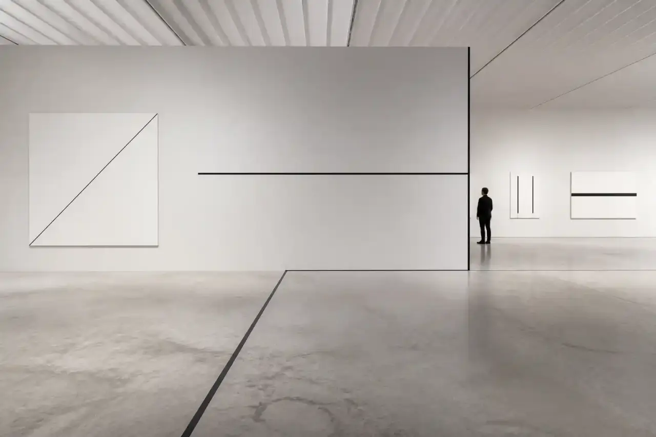 Exposition d'art minimaliste axée sur la pureté des lignes