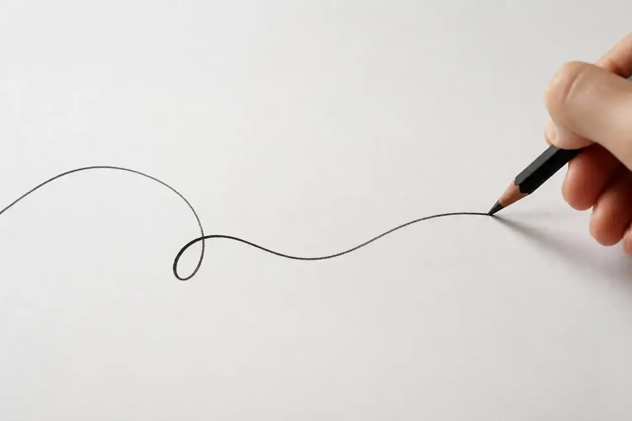 Photographie d'une galerie d'art moderne, lumineuse et spacieuse, avec des œuvres minimalistes aux lignes épurées