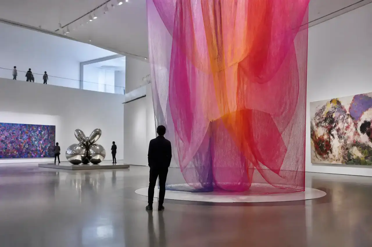 Exposition d'art contemporain minimaliste aux lignes épurées